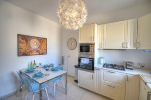 Refrigerador, microondas, horno y cafetera y tetera 