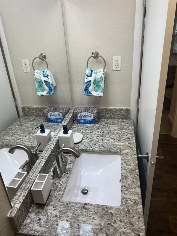 Ducha y bañera combinadas, toallas, jabón y papel higiénico