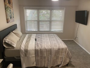 2 bedrooms, free WiFi, bed sheets - New Lenox mall Nieman Marcus Saks fifth Avenue apartment (Atlanta)