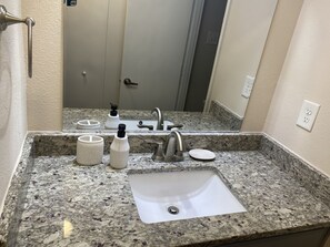 Ducha y bañera combinadas, toallas, jabón y papel higiénico