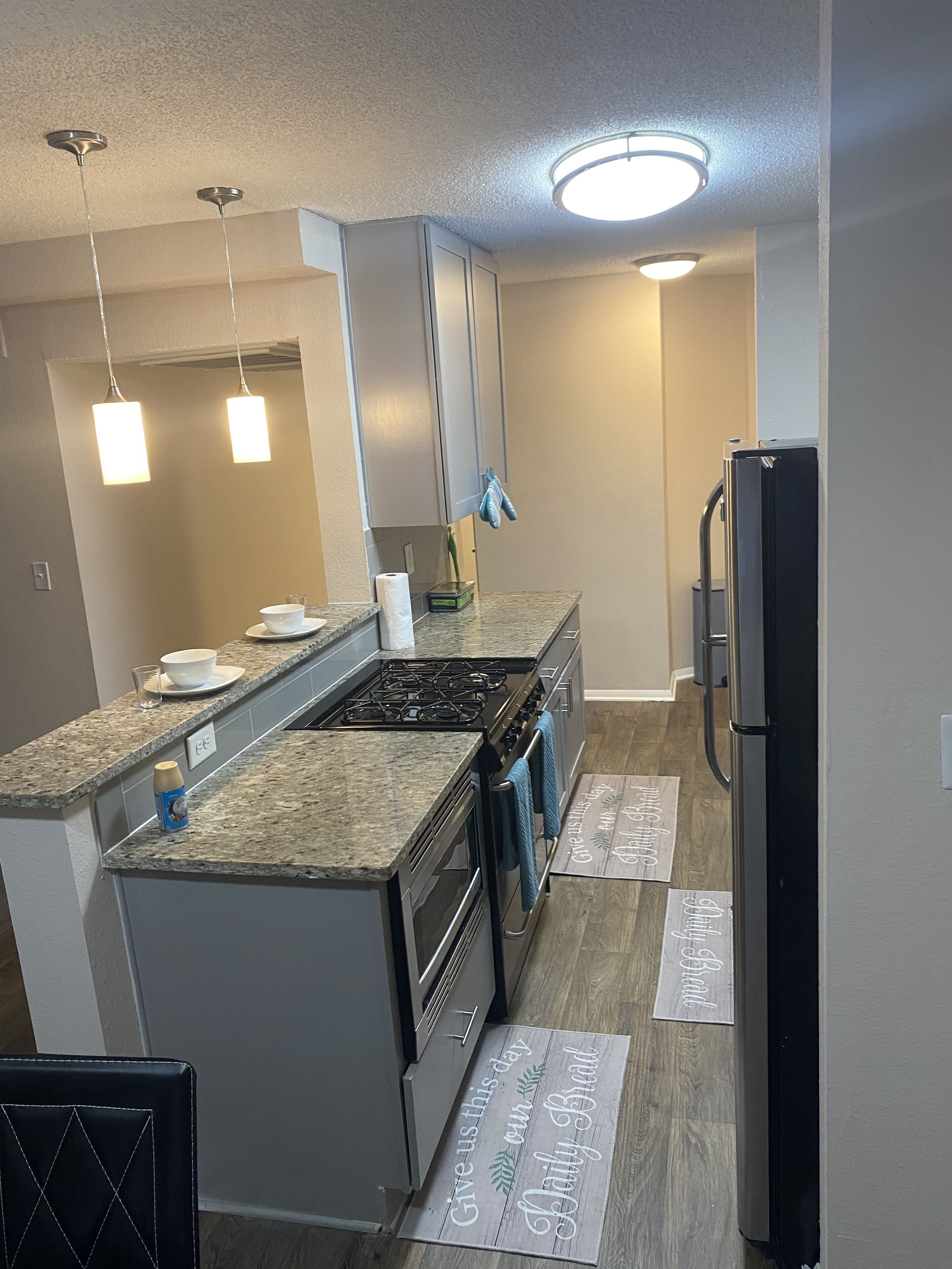 Refrigerador, microondas, horno y parrilla de estufa 