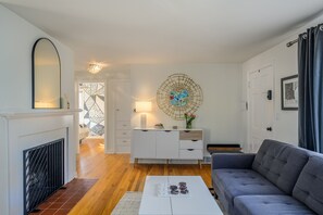 TV connectée, livres, espaces bureaux, imprimantes