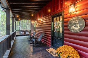 Terrace/patio - Experience nature closeby at our cozy 3-bedroom cabin Ellijay (Ellijay)