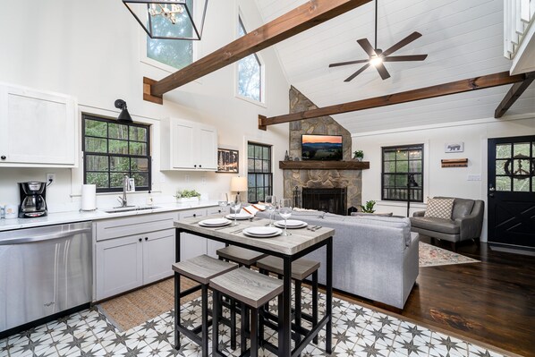 Interior - Experience nature closeby at our cozy 3-bedroom cabin Ellijay (Ellijay)