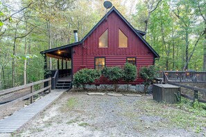 Exterior - Experience nature closeby at our cozy 3-bedroom cabin Ellijay (Ellijay)