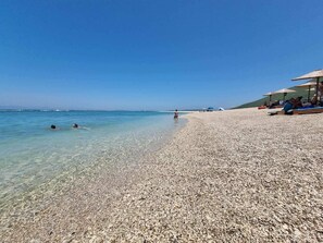 Playa en los alrededores, camastros y toallas de playa