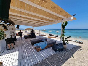 Playa en los alrededores, camastros y toallas de playa