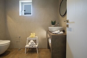 Dusche, Haartrockner, Bademäntel, Hausschuhe