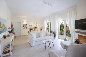 TV connectée, cheminée, table de tennis de table, livres