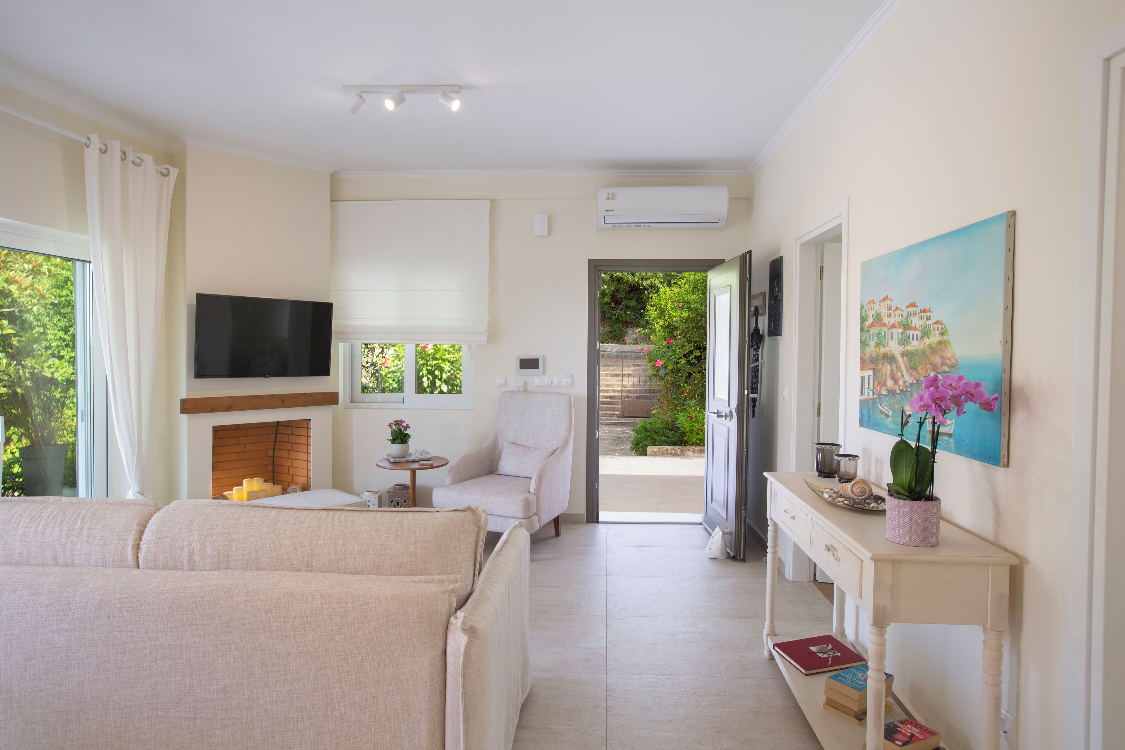 Smart TV, chimenea, tenis de mesa y libros 