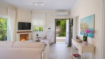 Smart TV, chimenea, tenis de mesa y libros