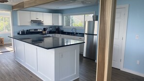 Refrigerador, horno, parrilla de estufa y cafetera y tetera 