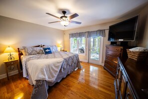 3 bedrooms, in-room safe, WiFi, bed sheets - Sunset Cove-Waterfront private dock, kayaks, your lake home! (Newberry County)