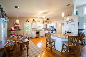 Dining - Sunset Cove-Waterfront private dock, kayaks, your lake home! (Newberry County)