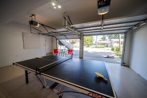 Game room - Sunset Cove-Waterfront private dock, kayaks, your lake home! (Newberry County)