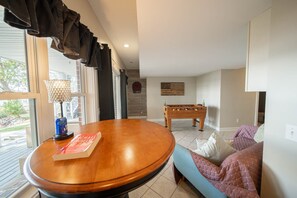Game room - Sunset Cove-Waterfront private dock, kayaks, your lake home! (Newberry County)