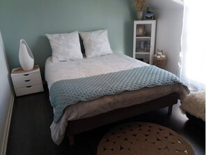 3 bedrooms, desk, iron/ironing board, WiFi - Quiet house 10 minutes from the 24-hour circuit (Le Mans)