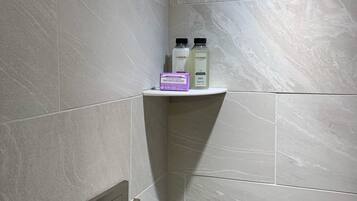 Douche, sèche-cheveux, serviettes fournies, savon
