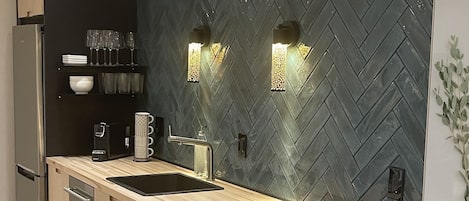 Réfrigérateur, micro-ondes, four, plaque de cuisson