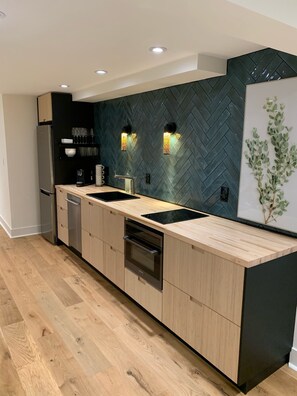 Réfrigérateur, micro-ondes, four, plaque de cuisson