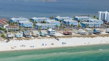 Una playa cerca, sillas reclinables de playa