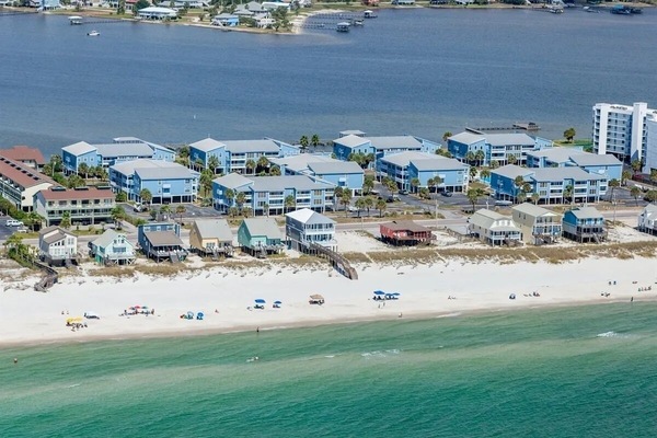 Nær stranden og solsenger
