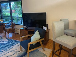 Smart TV, books - Condo in downtown Kailua-Kona - walk to restauants, shops, the beach (Kailua Kona)