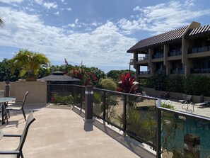 Outdoor dining - Condo in downtown Kailua-Kona - walk to restauants, shops, the beach (Kailua Kona)