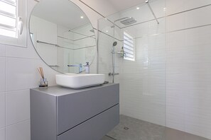 Dusche, Haartrockner, Handtücher, Toilettenpapier