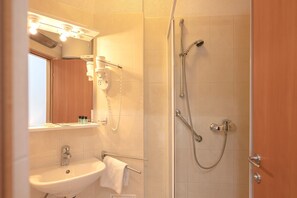Shower - 1 BR apartment in the city center (Bol)