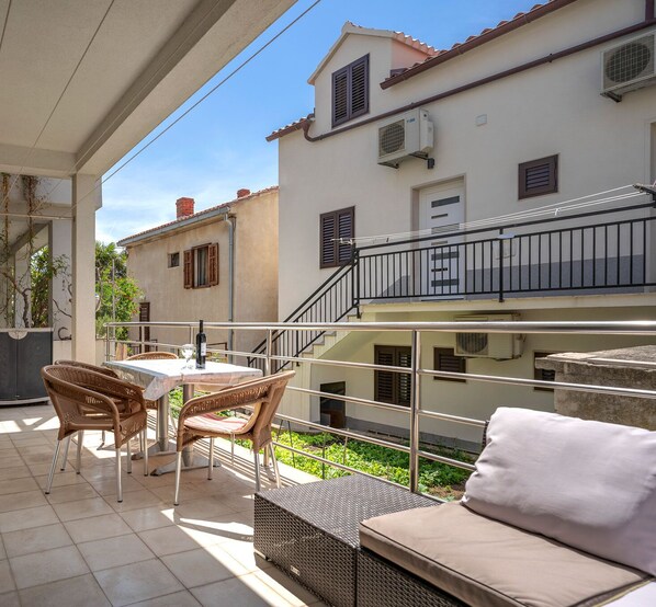 Outdoor dining - 1 BR apartment in the city center (Bol)