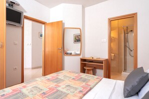 1 bedroom, desk, travel cot, free WiFi - 1 BR apartment in the city center (Bol)