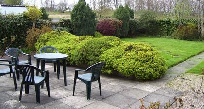 Bungalow, 2 bedroom, enclosed pet friendly garden, cliff top walks beaches 5 min