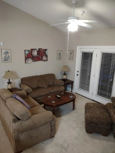 Classic Comfortable Condo, 3/2, Wifi, Pool, Location, OWA, Sports-plex, Shopping