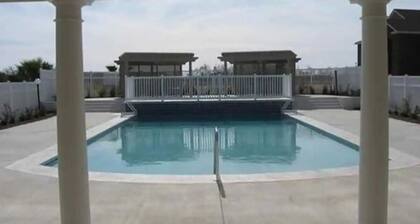Classic Comfortable Condo, 3/2, Wifi, Pool, Location, OWA, Sports-plex, Shopping