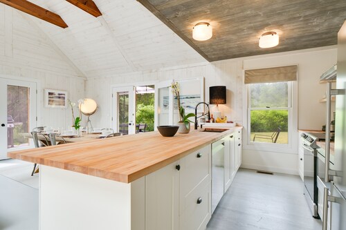 Hamptons Cottage with Spa