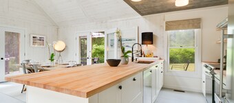 Hamptons Cottage with Spa