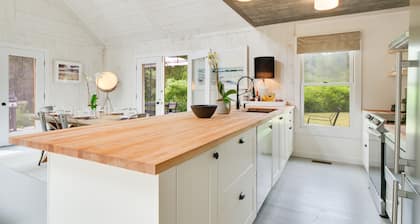 Hamptons Cottage with Spa