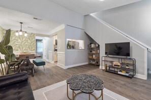 Smart TV - Modern Townhome less than 5 miles from FSU- 3b/2b (Tallahassee)