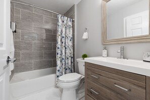 Bathtub, hair dryer, towels, soap - Modern Townhome less than 5 miles from FSU- 3b/2b (Tallahassee)