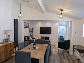 Smart TV - Stunning, Spacious Cottage close to Deal Beach ! (Deal)