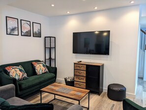 Smart TV - Stunning, Spacious Cottage close to Deal Beach ! (Deal)