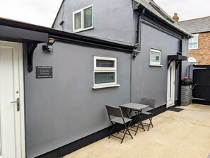Outdoor dining - Stunning, Spacious Cottage close to Deal Beach ! (Deal)