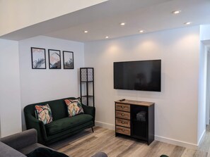 Smart TV - Stunning, Spacious Cottage close to Deal Beach ! (Deal)