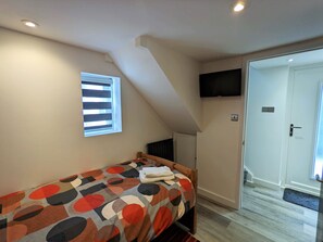 2 bedrooms, desk, iron/ironing board, free WiFi - Stunning, Spacious Cottage close to Deal Beach ! (Deal)