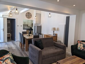 Smart TV - Stunning, Spacious Cottage close to Deal Beach ! (Deal)