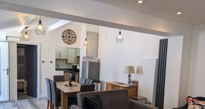 Stunning, Spacious Cottage close to Deal Beach !