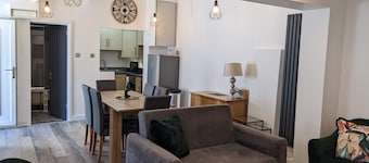 Stunning, Spacious Cottage close to Deal Beach !