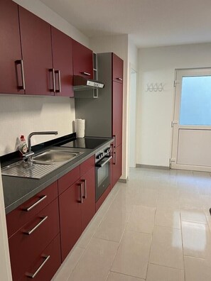 Kühlschrank, Ofen, Herdplatte, Wasserkocher mit Kaffee-/Teezubehör