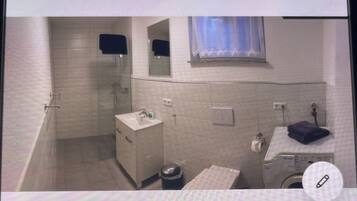 Dusche, Haartrockner, Handtücher, Seife